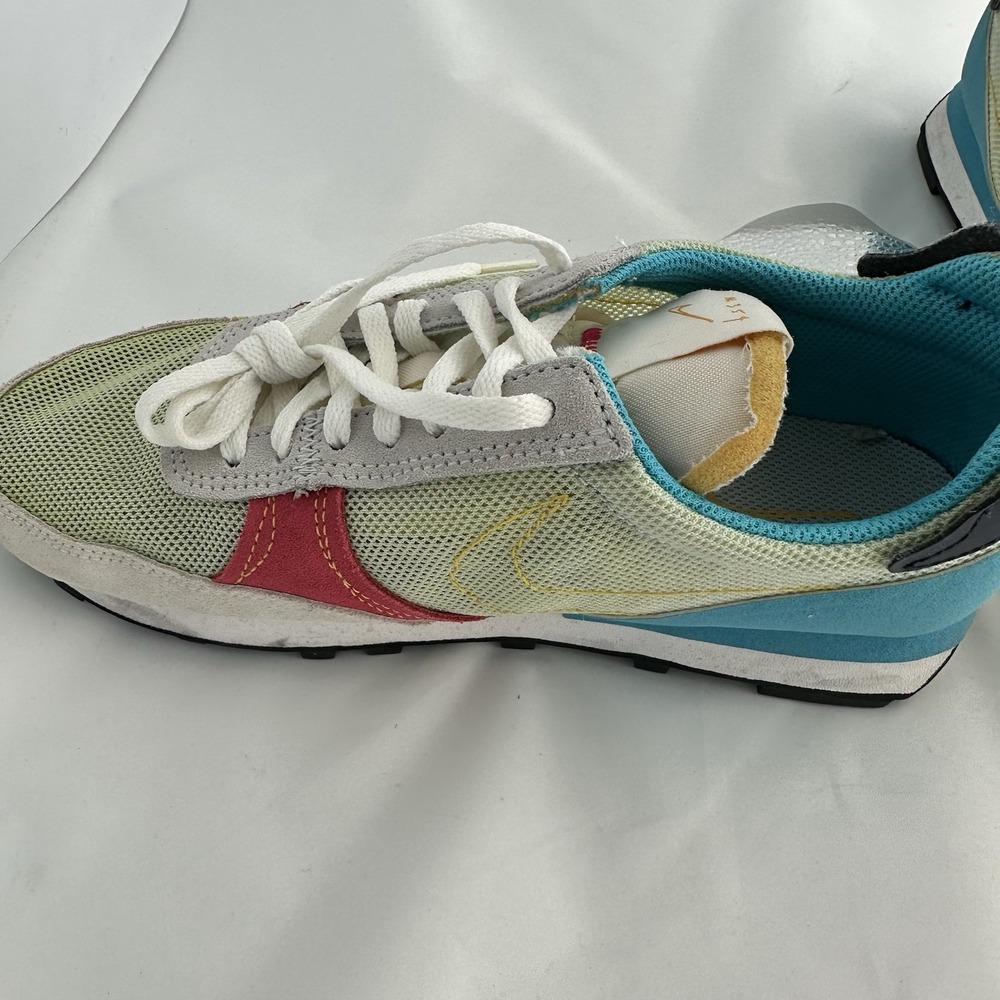 Nike DBREAK-TYPE  Woman Football Gray/U Gold Size 7 Youth/5.5 Woman New In Box